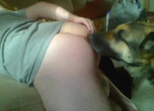 Tongue pleasure for a sexy round-assed zoophile